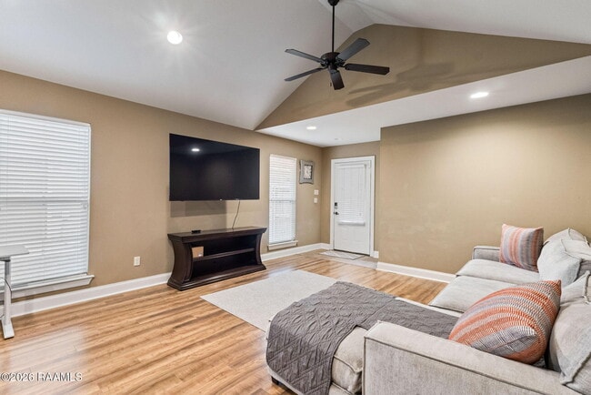 Photo - 122 Acacia Ln