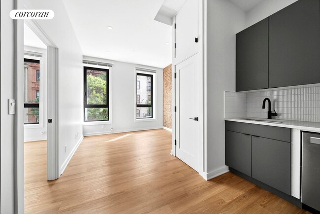 Photo - 317 W 51st St Apartamento