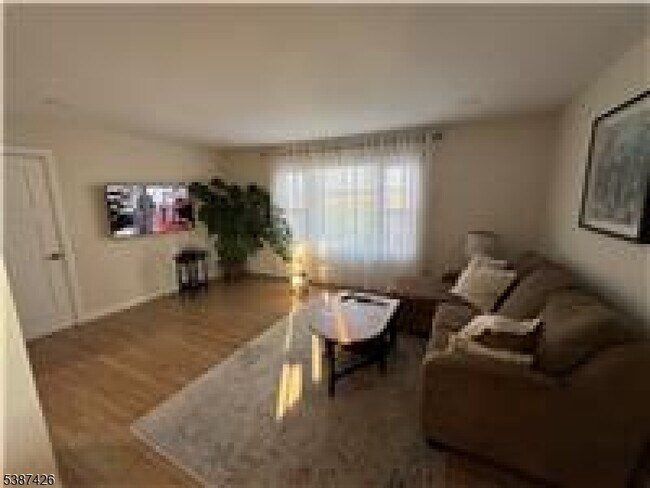 Photo - 261 Schuyler Ave