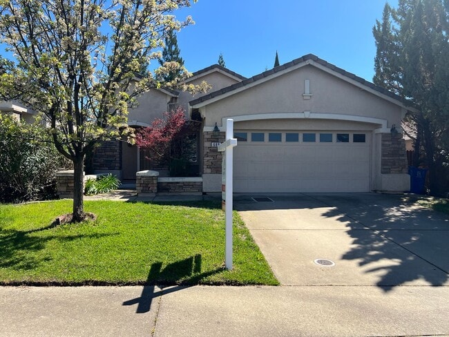 Building Photo - Four Bedroom Two Bathroom Home in Folsom