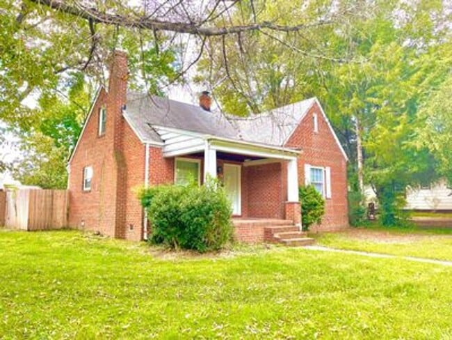 Building Photo - 3 Bed 1 Bath House with Huge Yard!