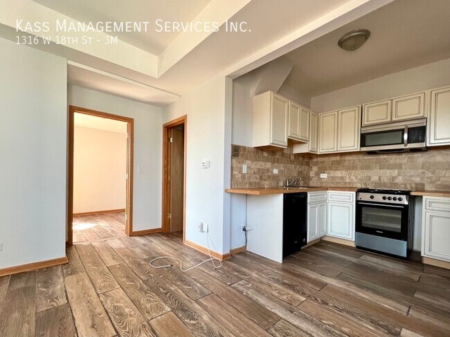 Photo - 1316 W 18th St Unidad 3M