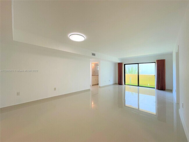 Photo - 2924 Collins Ave Unit 403