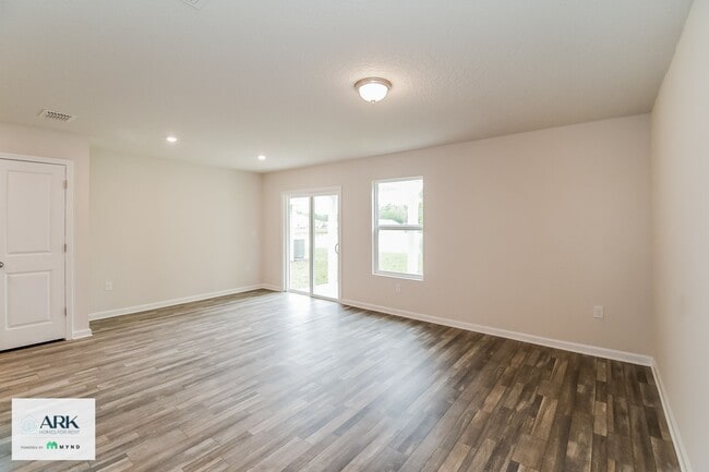 Photo - 45335 Red Brick Dr