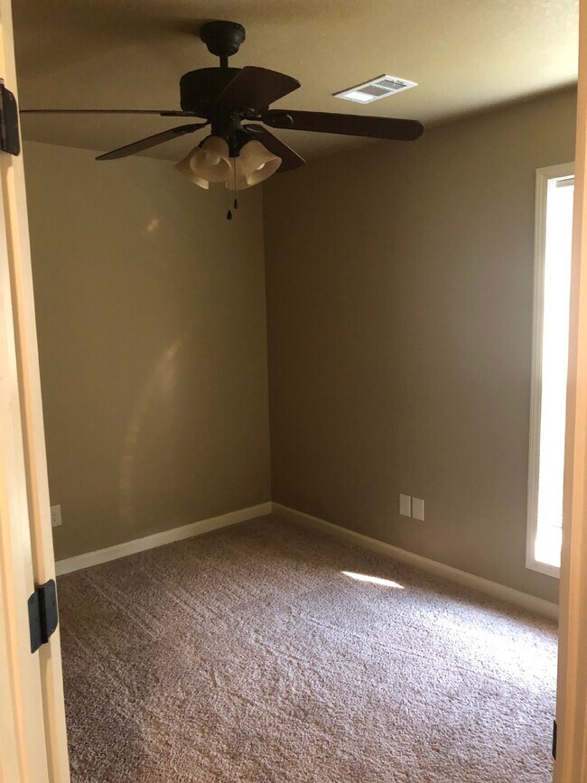 Charming 3 Bedroom Home with 2 Full Baths Apartment Jonesboro, AR