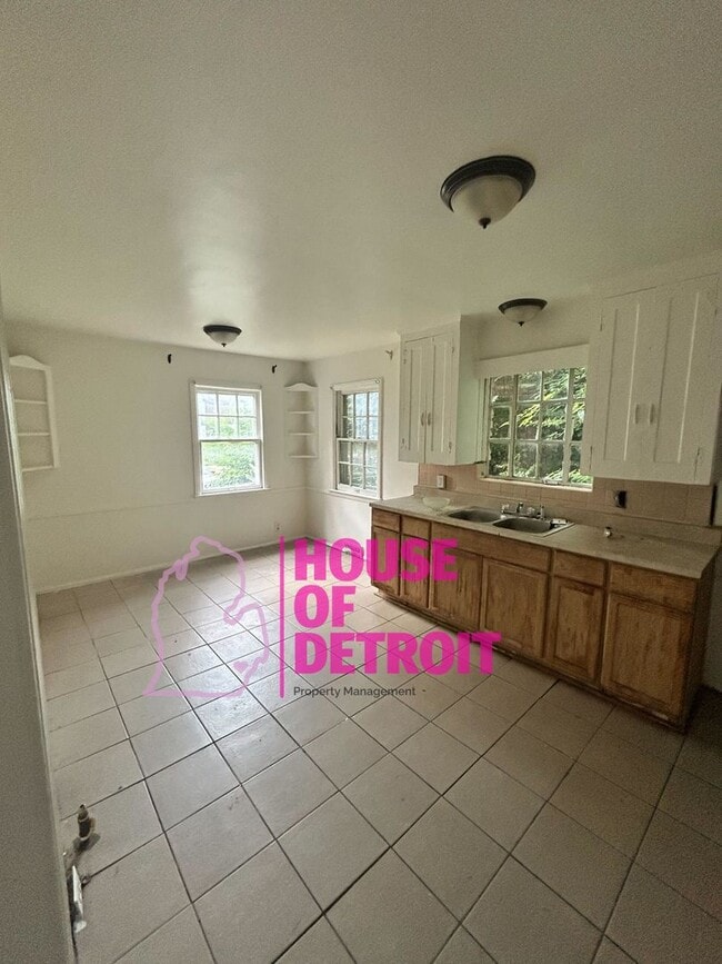 Building Photo - COMING SOON!!~~ 3 BEDROOM 1 BATH BUNGALOW ... Rental