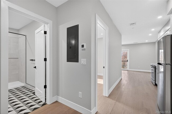 Building Photo - 10 Market St Unit J