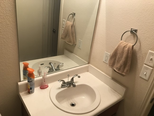 Guest Bathroom - 8451 Blackstone Cove