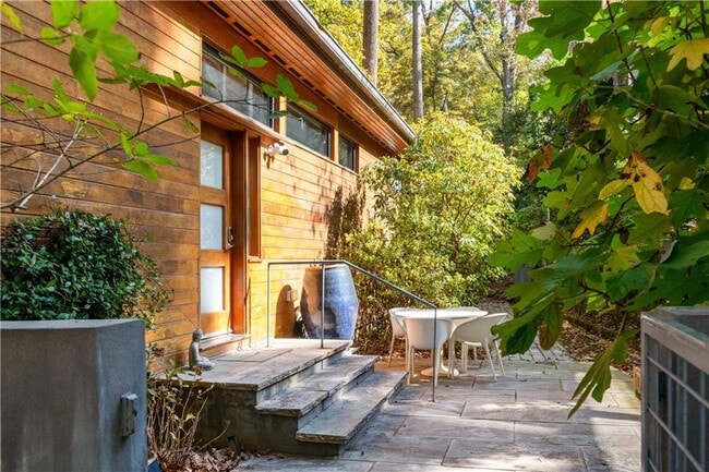 Photo - 515 Claire Dr NE