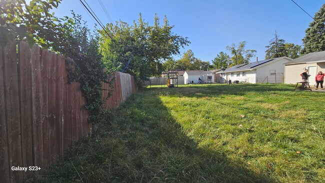 Photo - 3 bedroom with fenced yard
