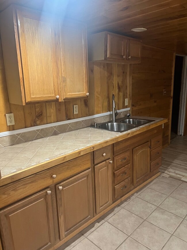 Building Photo - 1574 Armstrong Rd