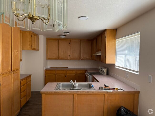 Building Photo - 902 SW Rogue River Ave Unit 902 Rogue River Ave B Rental