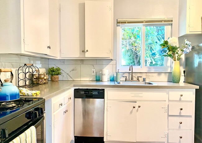 Building Photo - 1114 Stannage Ave Unit 1114