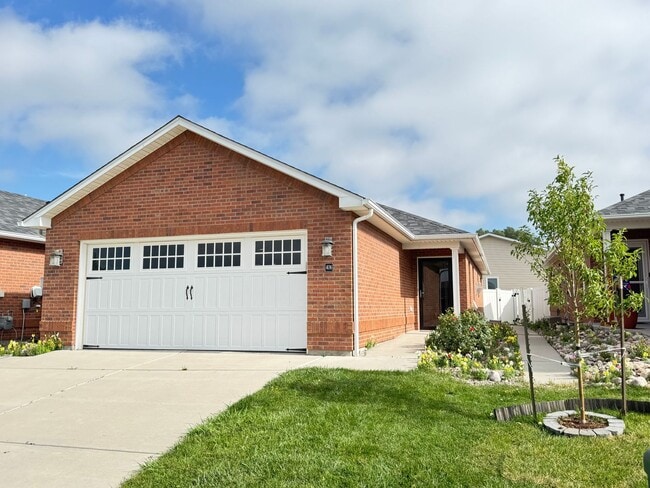 Building Photo - 4 BEDROOM, 3 BATHROOM TWINHOME WITH 2 CAR ...