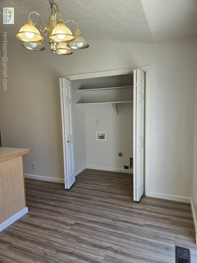 Photo - 1671 Klemmer Ave N