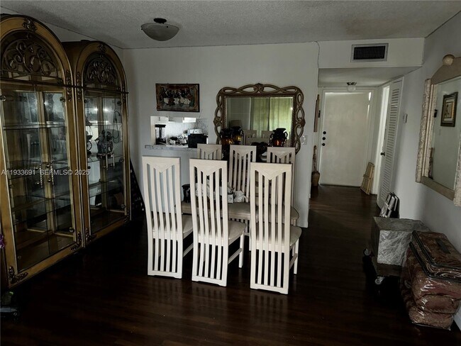 Photo - 950 Hillcrest Dr Unidad 411