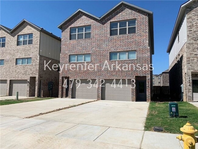 Building Photo - SW Livingston Sq Duplex Unit 2