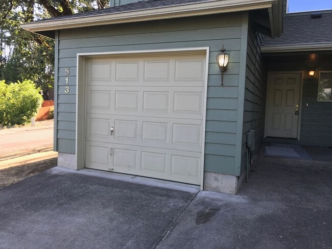 Building Photo - 3 bedroom 2 bath Thurston Hills town house Unit 513 67th