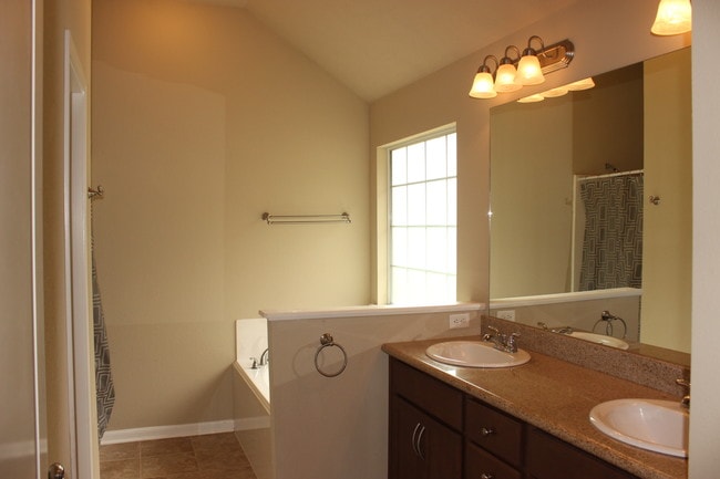 Photo - 2111 Springwood Dr