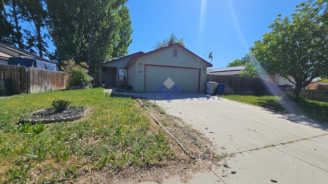 Building Photo - Cozy Nampa Home with Fenced Yard!
