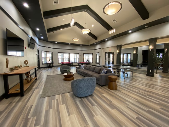 CLUBHOUSE 2 V