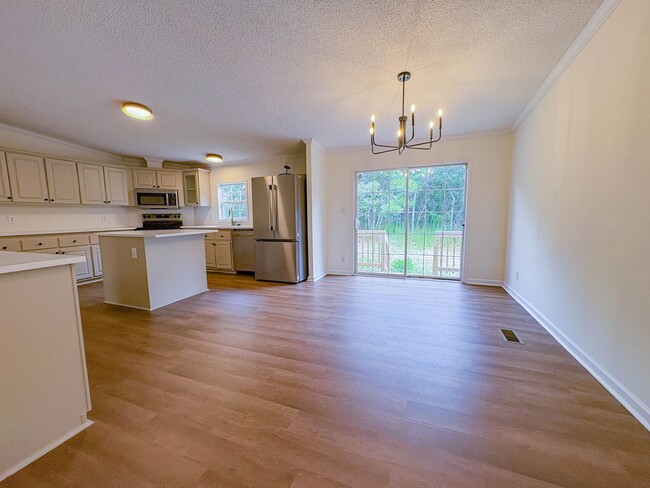 Photo - 4 Bedroom, 2 Bathroom: Pets Allowed!