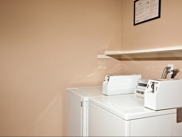 4827 Niagara Avenue San Diego, CA 92107-Elan Pacific Palms Apartment Homes Lavandería - Elan Pacific Palms