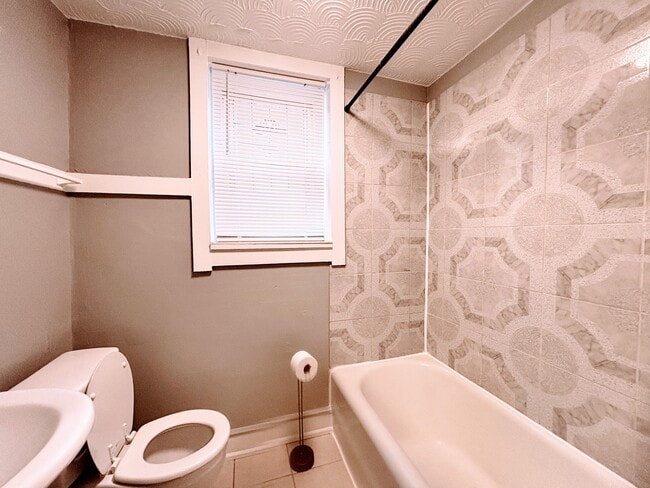 Photo - 4922 Winona Ave Unidad 1a