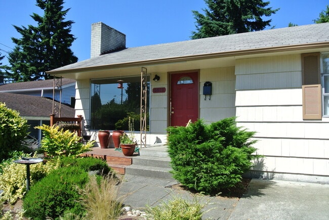 Building Photo - Adorable 3-Bedroom House Near University V...