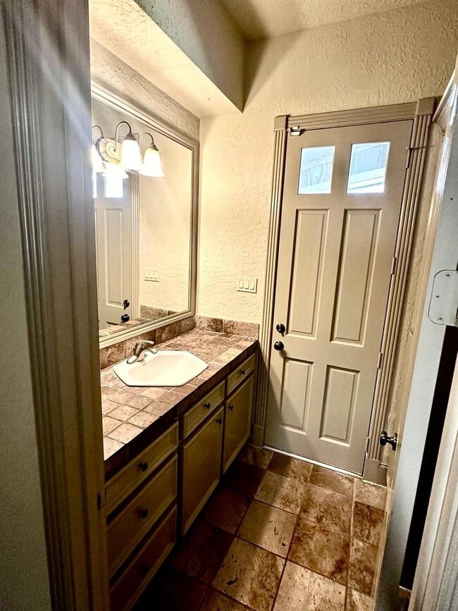 Building Photo - 38 Hillock Woods