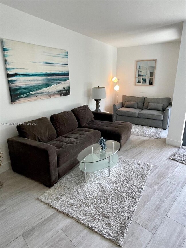 Photo - 121 NE 34th St Unidad 814 Rental