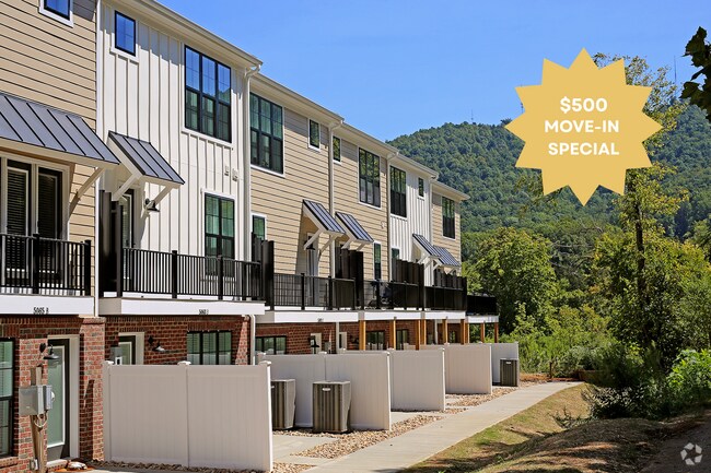 Building Photo - End-Unit Apartment With $500 Move-in Special Unit Mary Jackson Ct 5055  B