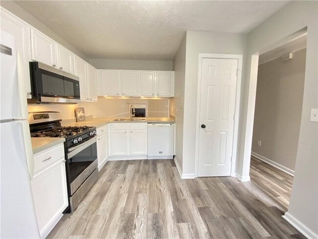 Photo - 1880 Lakestone Way