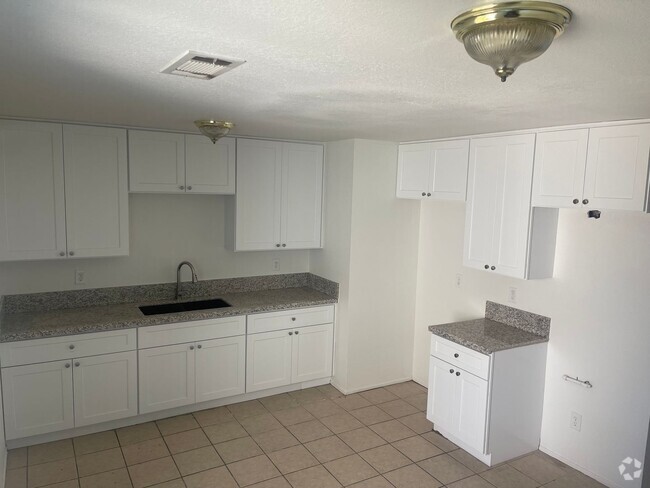 Building Photo - 3 Bedroom/ 2 Bath fully updated with indoo... Rental