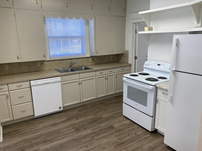 Building Photo - 915 13th St Rental
