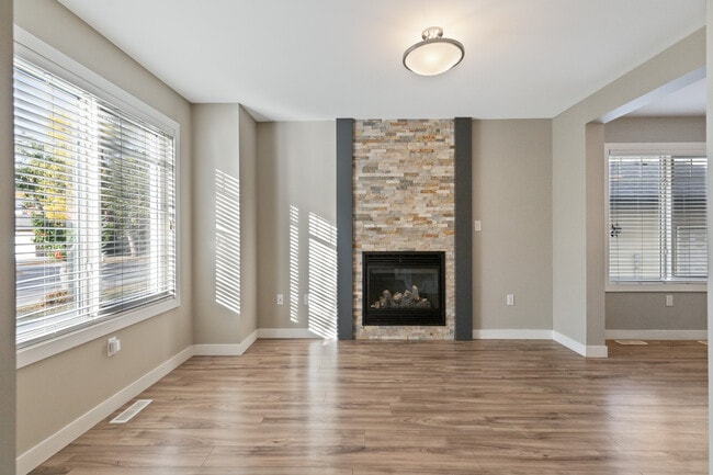 Photo - 10104-10113 113 Ave NW