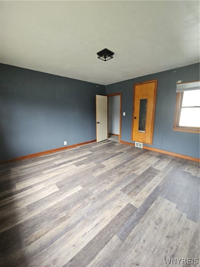 Photo - 3663 Seneca St