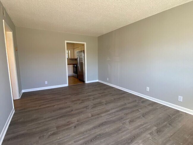 Renovated 2 Bedroom Duplex off Brick Churc...