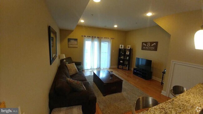 Building Photo - 827 Corinthian Ave Rental