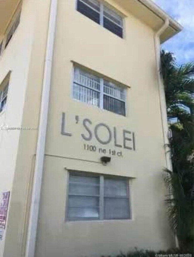 Photo - 1100 NE 1st Ct Unidad 312