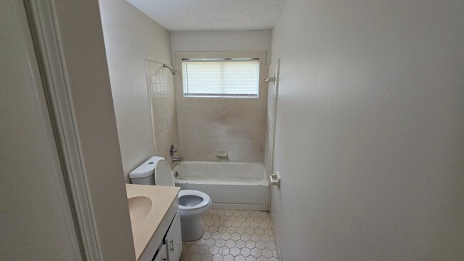 Photo - 613 McWhirter Ave