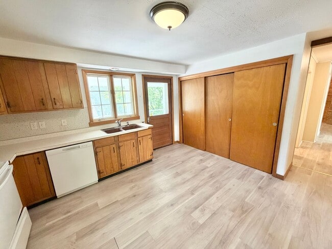 Photo - 3 Bedroom Apartment Superior South End Location Burlington Available 7/1! OFF STREET PARKING + LA... Unit 04