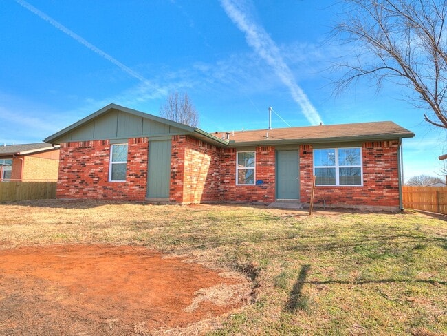 Photo - 4 bedroom 2 bath home in Tecumseh!