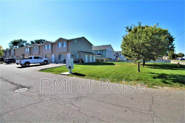 Building Photo - 1031 E Iowa Ave