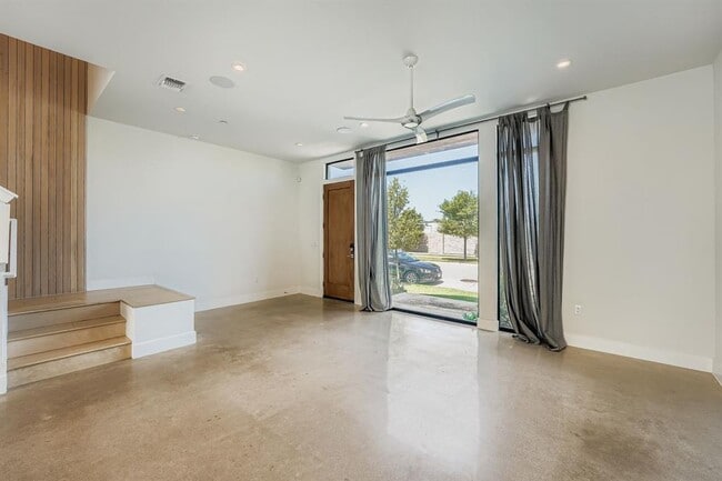 Photo - 2513 Philomena St