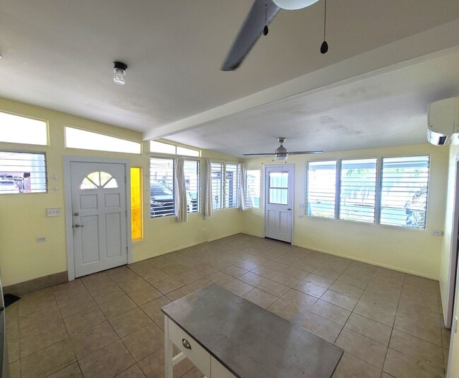 Building Photo - Open Concept studio - large, airy, AC, pri... Rental