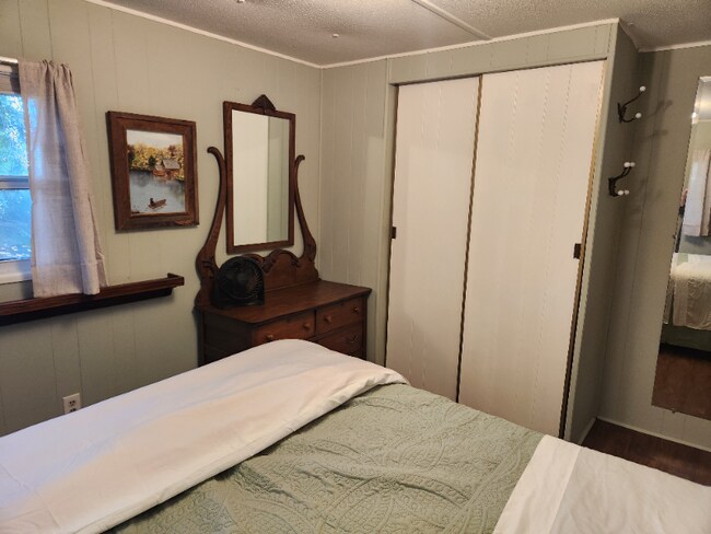 Photo - 420 49th St E