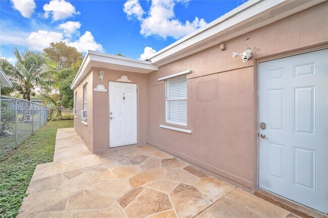 Photo - 115 NW 28th Ave