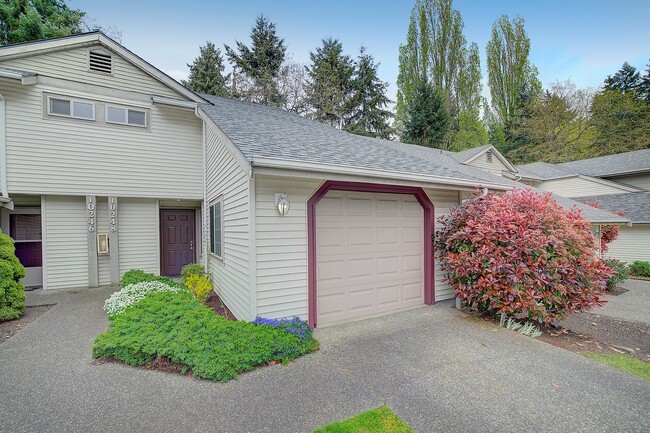 Building Photo - 2bd/2.5ba Kirkland Townhome