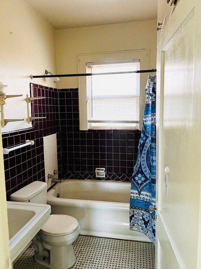 Photo - 605 Merrick St